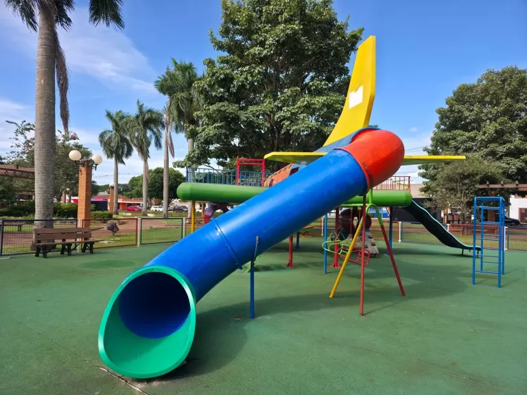 Parque do “Aviãozinho” da Praça da Bíblia é reaberto após reforma e melhorias