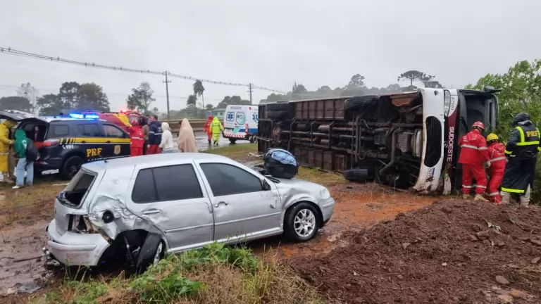 Ônibus tomba após batida e 22 pessoas ficam feridas na BR-277 em Cascavel