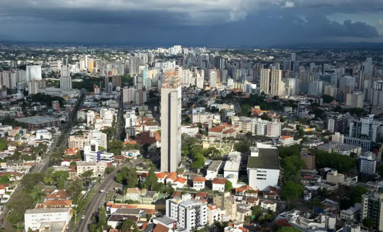 IAT e IBGE firmam acordo para consolidar limites dos 399 municípios do Paraná