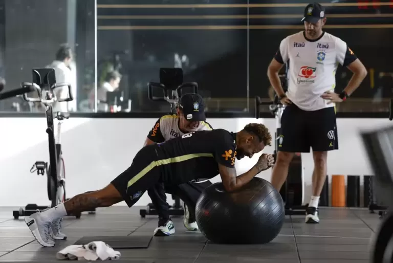 Neymar fará novo exame, e Ancelotti prevê atacante nos treinos na próxima semana