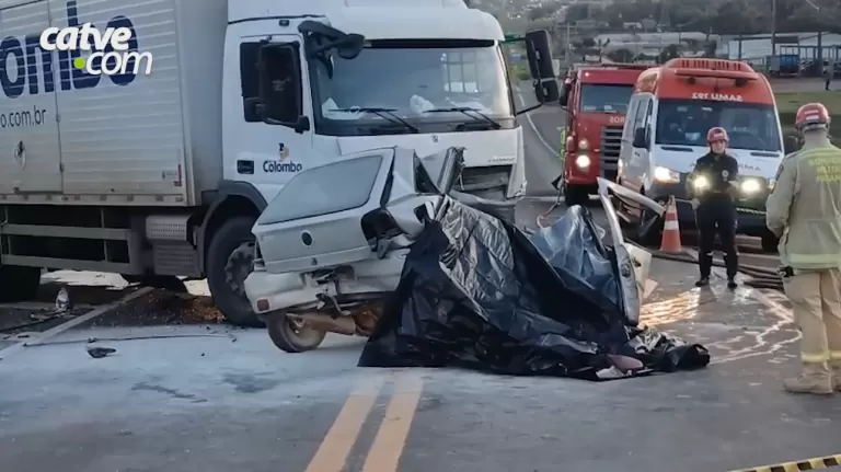 Três pessoas morrem em colisão frontal entre carro e caminhão na BR-277