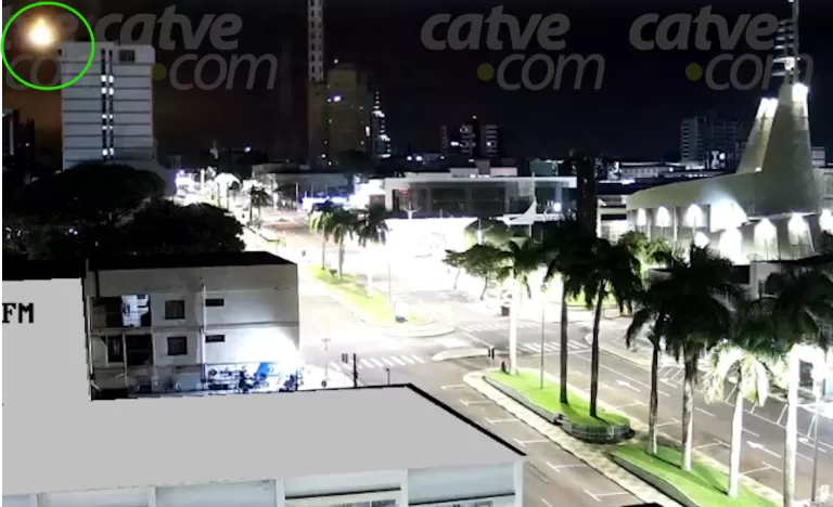 Ó os ETs, de novo: clarão misterioso no céu chama atenção no Oeste
