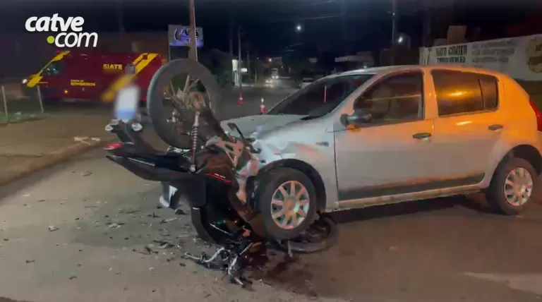 Moto fica destruída em acidente com carro na região