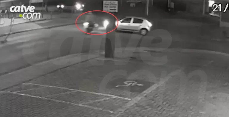 Veja momento em que moto fica cravada em carro após batida