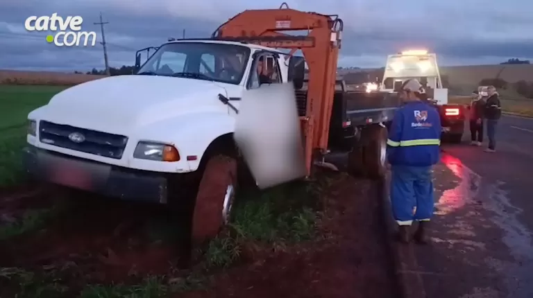 Caminhão fica atolado após acidente na BR-163 entre Toledo e Cascavel