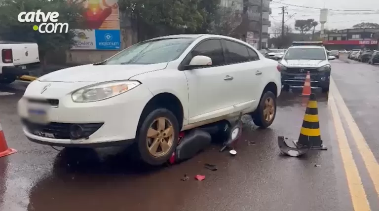 Motocicleta fica presa embaixo de carro após acidente na região do Lago Municipal em Toledo