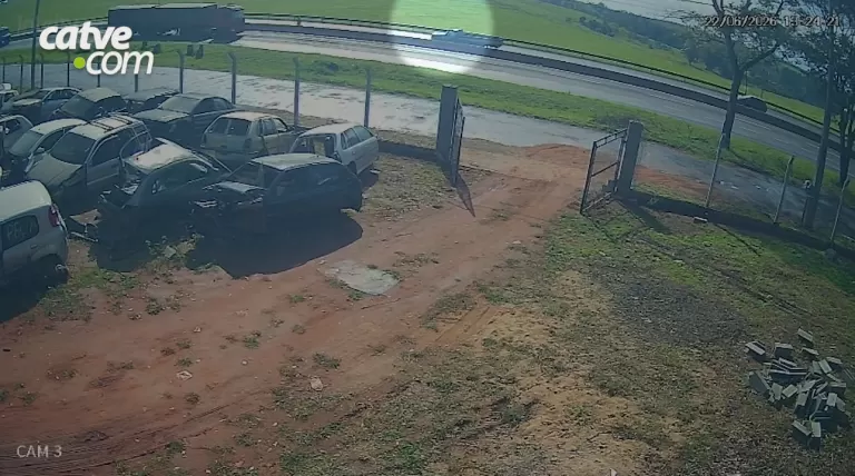 Homem morre após ser atingido por caminhonete ao atravessar a BR-376