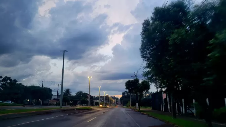 Guarda-chuva segue indispensável: semana começa com chuva em boa parte do Paraná