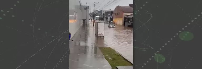 Chuva transforma rua em rio e deixa carro ilhado em município do Paraná