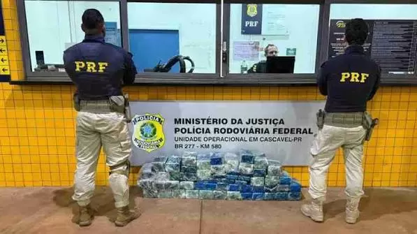 PRF apreende 139 quilos de cocaína escondidos em carreta durante fiscalização em Cascavel