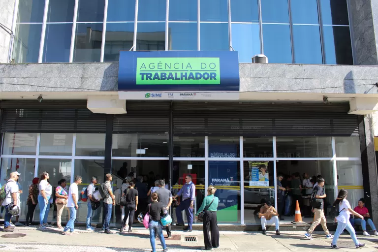Carteira assinada: Paraná começa a semana com 17,5 mil vagas de trabalho