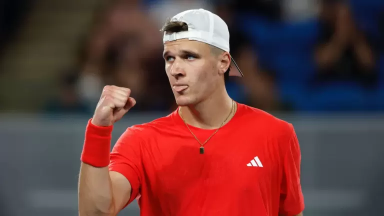 Quem é Jakub Mensik, próximo rival de João Fonseca em Roland Garros
