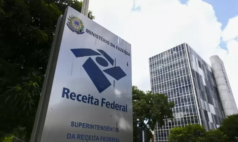 Receita paga nesta terça-feira maior lote de restituição do IR da história