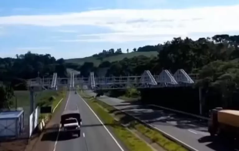 Motoristas já pagam pedágio eletrônico em dois novos pórticos no Paraná