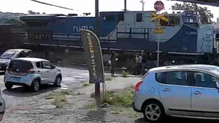Mulher corre e salva homem segundos antes da passagem de trem no Paraná; veja vídeo