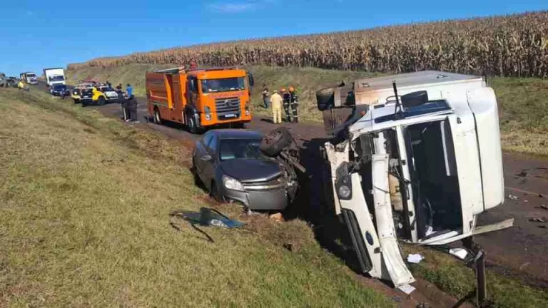 Acidente entre dois carros e caminhão deixa um morto na PR-239