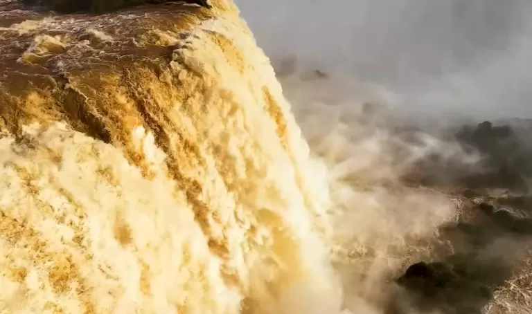 Vazão das Cataratas do Iguaçu atinge 4,9 milhões de litros