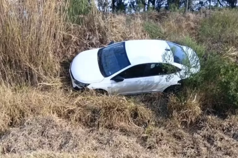 Noivo sofre acidente a caminho do casamento, sobrevive e cerimônia acaba surpreendendo